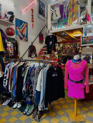 Další várka svetrů. Většinou devadesátky. Tolik různých vzorů. Nádhera a ten poslední je novější Comme Des Garcons